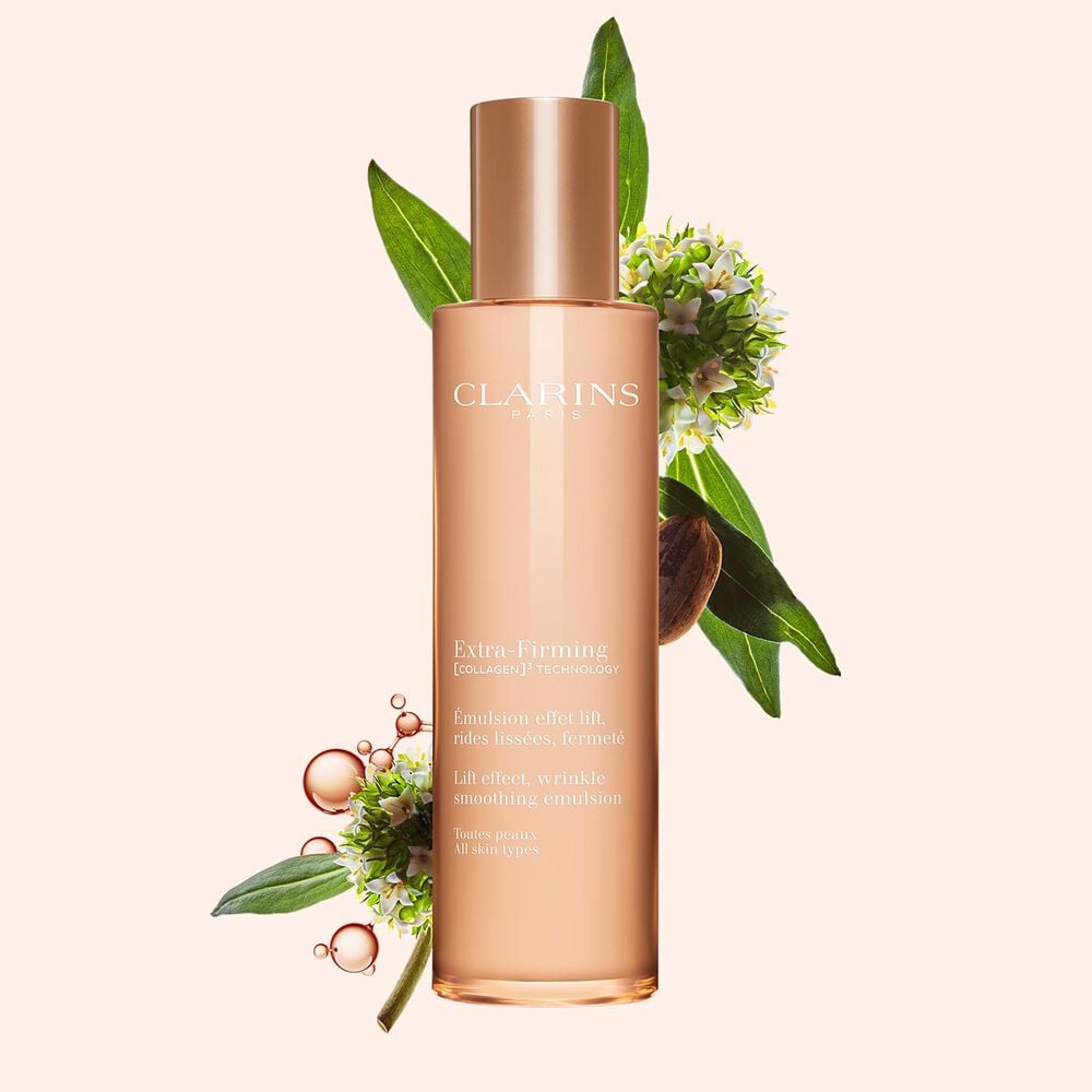 Foto de Clarins Emulsi&oacute;n Extra-Firming para todo tipo de pieles, junto con la planta Mitracarpus, la nuez pecana y la mol&eacute;cula de col&aacute;geno