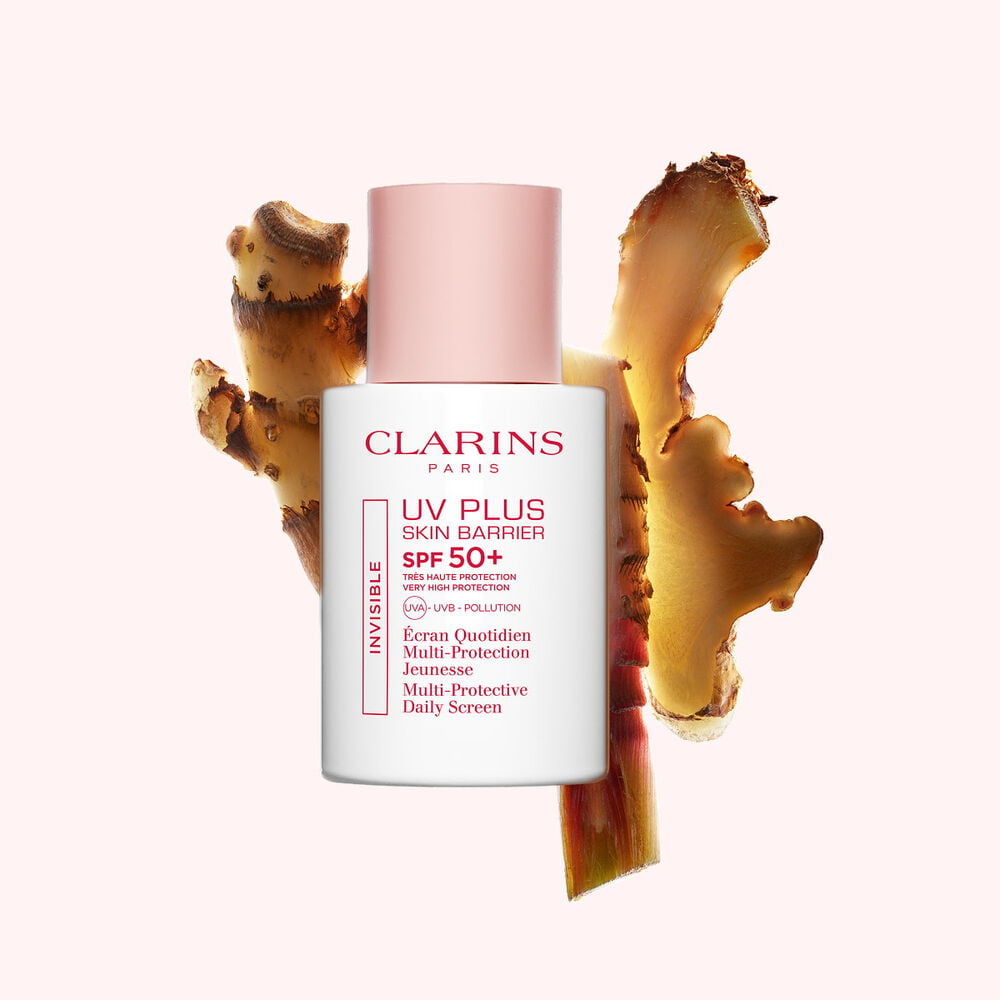 Fotograf&iacute;a del protector solar Clarins UV Plus Daily Screen delante de rodajas de jengibre, resaltando su ingrediente natural clave.