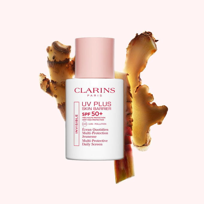 Fotograf&iacute;a del protector solar Clarins UV Plus Daily Screen delante de rodajas de jengibre, resaltando su ingrediente natural clave.