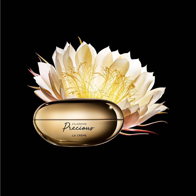 Foto del envase de La Crème Precious con fondo negro.