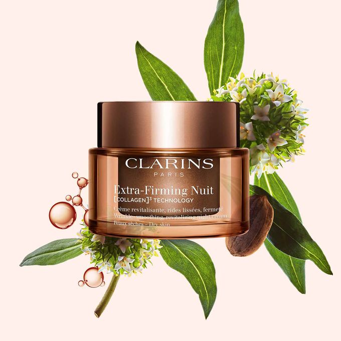 Foto de Clarins Extra-Firming Nuit para pieles secas, junto con la planta Mitracarpus, la nuez pecana y la mol&eacute;cula de col&aacute;geno