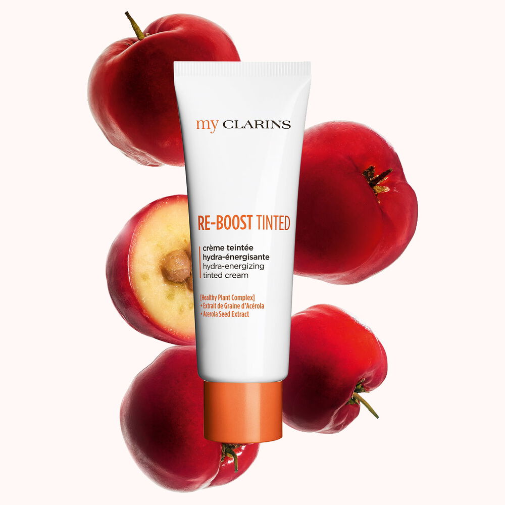  Foto de una crema con color energizante e hidratante junto con semillas de acerola con un fondo azul claro.