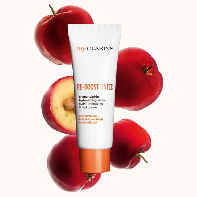  Foto de una crema con color energizante e hidratante junto con semillas de acerola con un fondo azul claro.