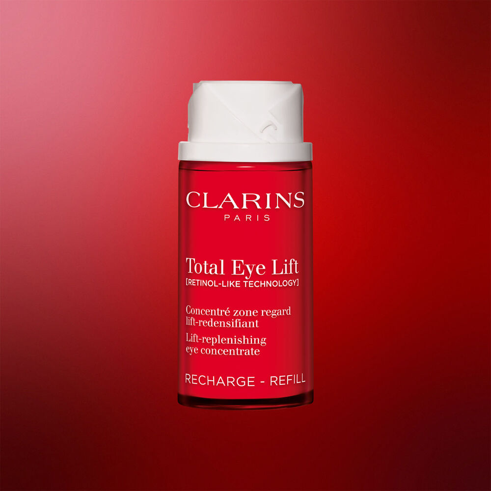 Foto del envase de la crema de ojos antiedad Clarins Total Eye Lift en un fondo rojo oscuro, que pone de relieve su diseño sostenible y recargable