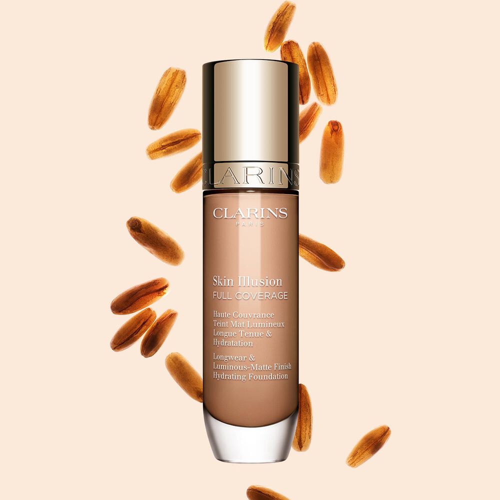 Clarins Skin Illusion Full Coverage muestra su elegante dise&ntilde;o y su atractivo envase, la base de maquillaje ideal para una tez impecable y natural.