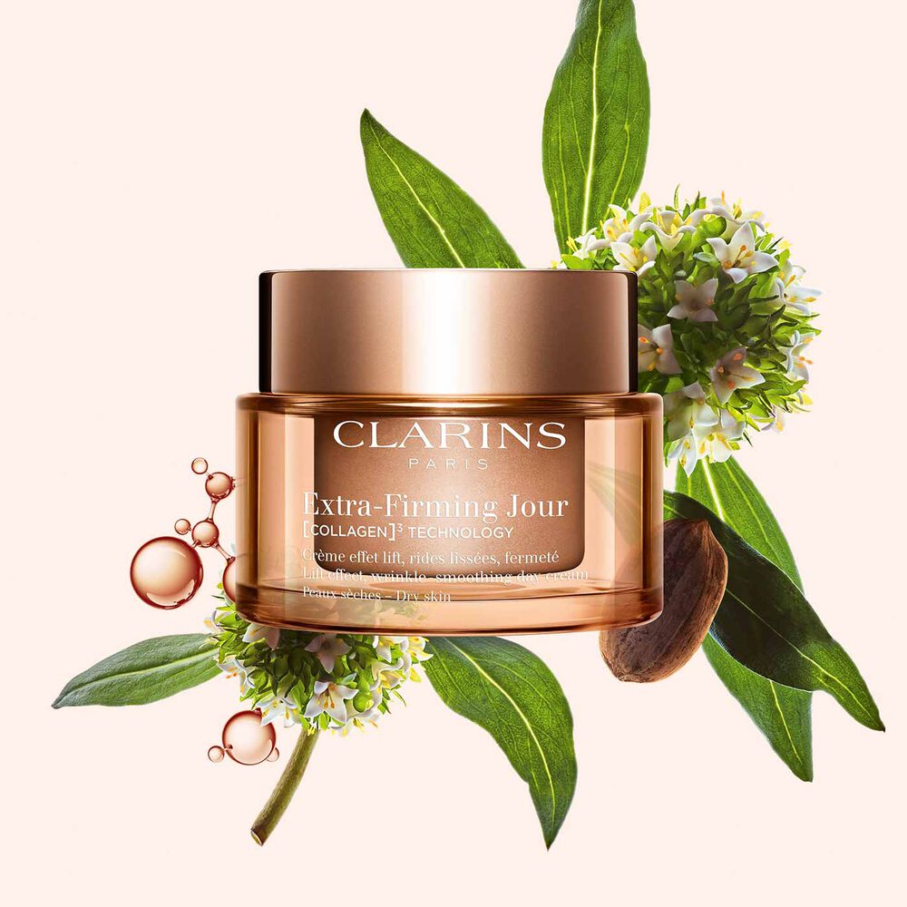 Foto de Clarins Extra-Firming Jour para pieles secas, junto con la planta Mitracarpus, la nuez pecana y la mol&eacute;cula de col&aacute;geno