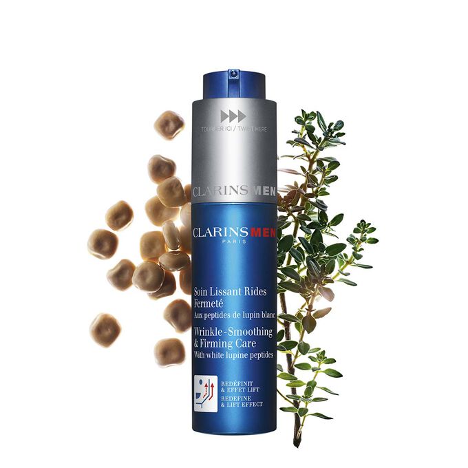 Foto del tratamiento antiedad para hombre de Clarins junto a altramuces blancos sobre un fondo azul claro para destacar su ingrediente clave.