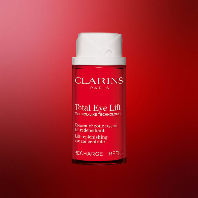 Foto del envase de la crema de ojos antiedad Clarins Total Eye Lift en un fondo rojo oscuro, que pone de relieve su dise&ntilde;o sostenible y recargable