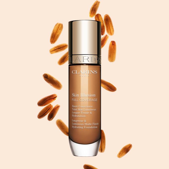 Clarins Skin Illusion Full Coverage muestra su elegante dise&ntilde;o y su atractivo envase, la base de maquillaje ideal para una tez impecable y natural.