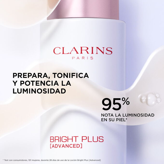 Enfoque en el frasco de la loci&oacute;n Bright Plus Advanced de Clarins, de la que destacan sus beneficios: prepara, tonifica y potencia luminosidad de la piel.