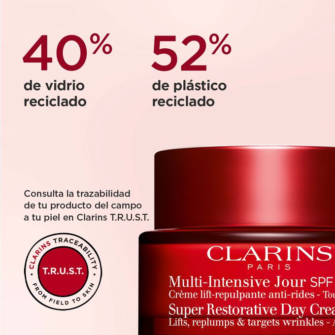 Foto de la crema D&iacute;a con f&oacute;rmula tipo retinol y SPF de Clarins, que pone de relieve el embalaje sostenible y la trazabilidad T.R.U.S.T.