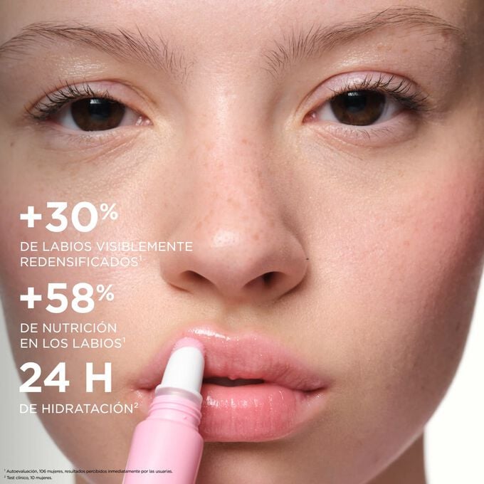 Mujer aplic&aacute;ndose Plumping Lip Perfector, resaltando el efecto de labios rellenos y nutridos, y los beneficios de 24 horas de hidrataci&oacute;n.