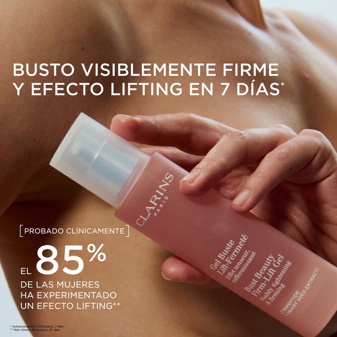 Enfoque en una mujer sosteniendo el gel reafirmante Firming Bust Gel de Clarins, que muestra un busto visiblemente m&aacute;s firme y levantado tras un uso regular.