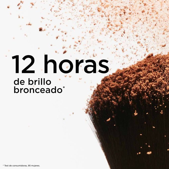 Enfoque en la parte superior de una brocha para polvos bronceadores, que muestra su efecto brillo bronceado de 12 horas para un acabado radiante.
