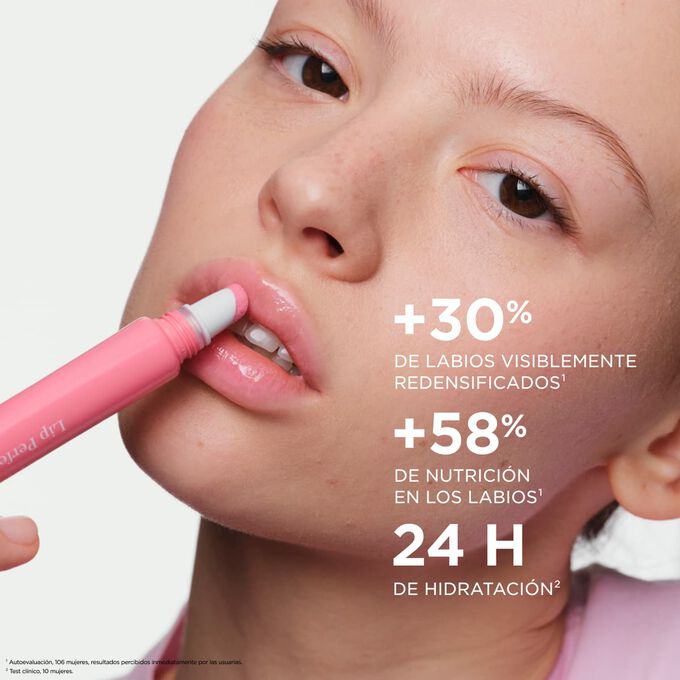 Mujer aplic&aacute;ndose Plumping Lip Perfector, resaltando el efecto de labios rellenos y nutridos, y los beneficios de 24 horas de hidrataci&oacute;n.