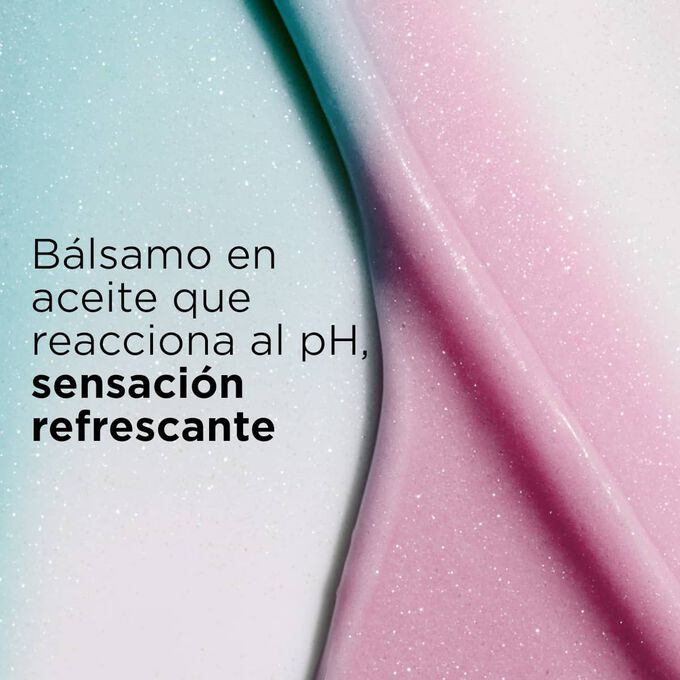 Fondo texturizado con b&aacute;lsamos labiales rosas y azules, que ilustran el b&aacute;lsamo en aceite que reacciona al pH y con una sensaci&oacute;n refrescante.