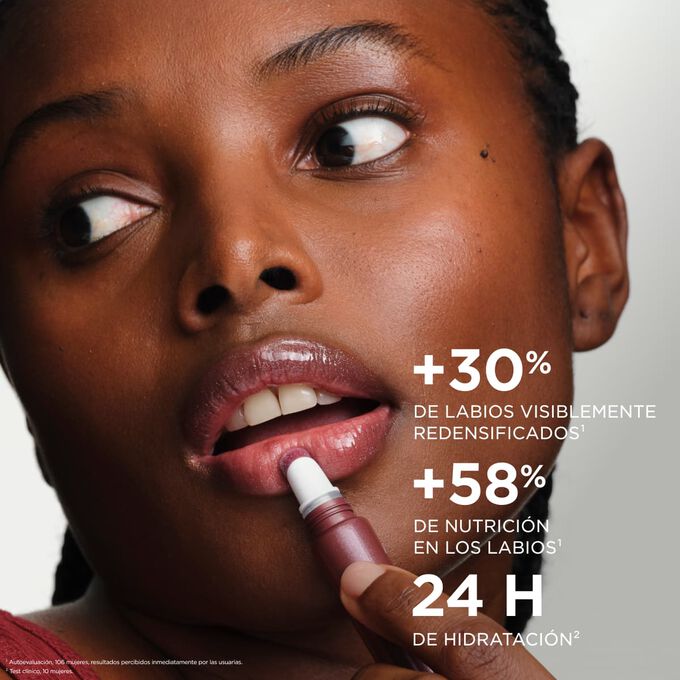 Mujer aplic&aacute;ndose Plumping Lip Perfector, resaltando el efecto de labios rellenos y nutridos, y los beneficios de 24 horas de hidrataci&oacute;n.