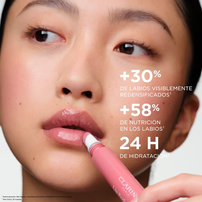 Mujer aplic&aacute;ndose Plumping Lip Perfector, resaltando el efecto de labios rellenos y nutridos, y los beneficios de 24 horas de hidrataci&oacute;n.
