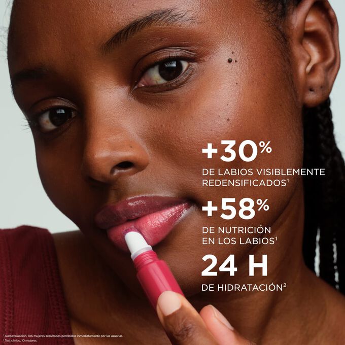 Mujer aplic&aacute;ndose Plumping Lip Perfector, resaltando el efecto de labios rellenos y nutridos, y los beneficios de 24 horas de hidrataci&oacute;n.