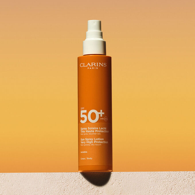 Foto del envase del spray de loci&oacute;n corporal solar factor&nbsp;50 con un mensaje que anuncia que Clarins se compromete con la protecci&oacute;n del medio ambiente