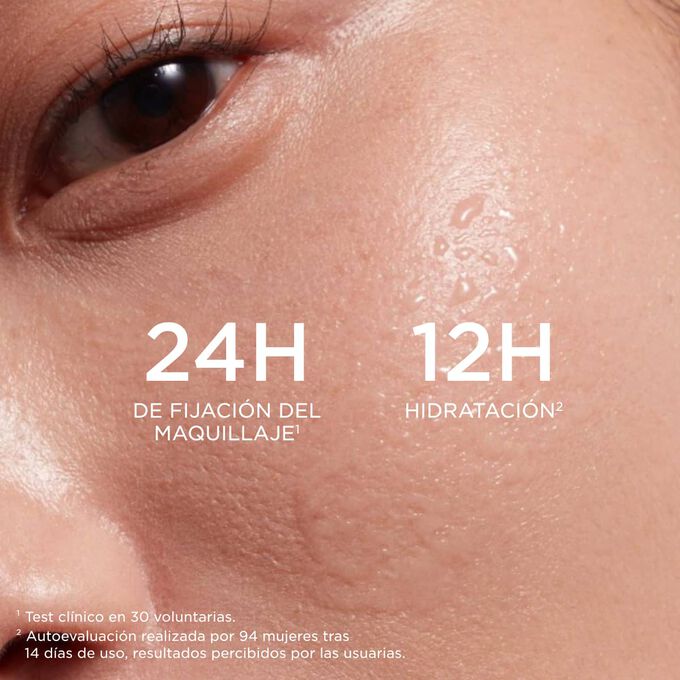 Enfoque en la mejilla de una mujer aplic&aacute;ndose el Fix Make-Up Spray de la colecci&oacute;n Love, destacando las 24&nbsp;horas de fijaci&oacute;n del maquillaje y las 12&nbsp;horas de hidrataci&oacute;n