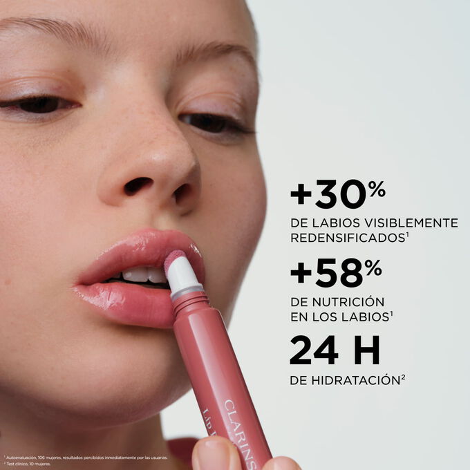 Mujer aplic&aacute;ndose Plumping Lip Perfector, resaltando el efecto de labios rellenos y nutridos, y los beneficios de 24 horas de hidrataci&oacute;n.