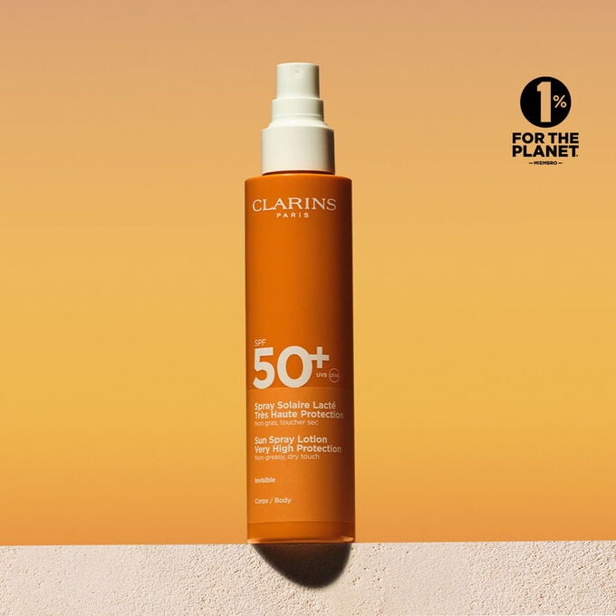 Foto del envase del spray de loci&oacute;n corporal solar factor&nbsp;50 con un mensaje que anuncia que Clarins se compromete con la protecci&oacute;n del medio ambiente