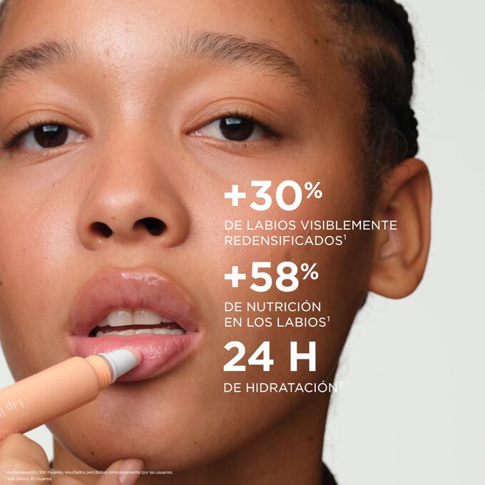 Mujer aplic&aacute;ndose Plumping Lip Perfector, resaltando el efecto de labios rellenos y nutridos, y los beneficios de 24 horas de hidrataci&oacute;n.