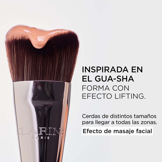 Imagen de los cepillos Double Serum Foundation con diferentes tama&ntilde;os de cerdas para llegar a todas las zonas y proporcionar un efecto de masaje facial