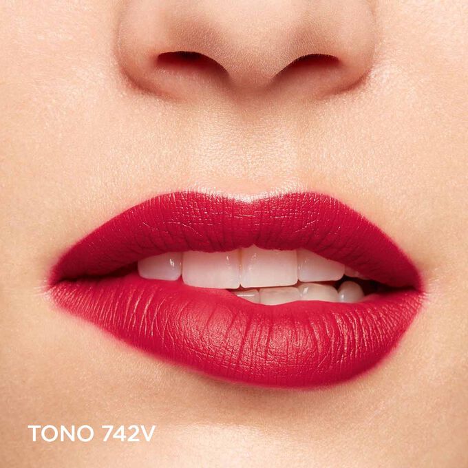 Primer plano de los labios de una mujer que muestra la hidratación y el color tras la aplicación del tono 742V de Joli Rouge.