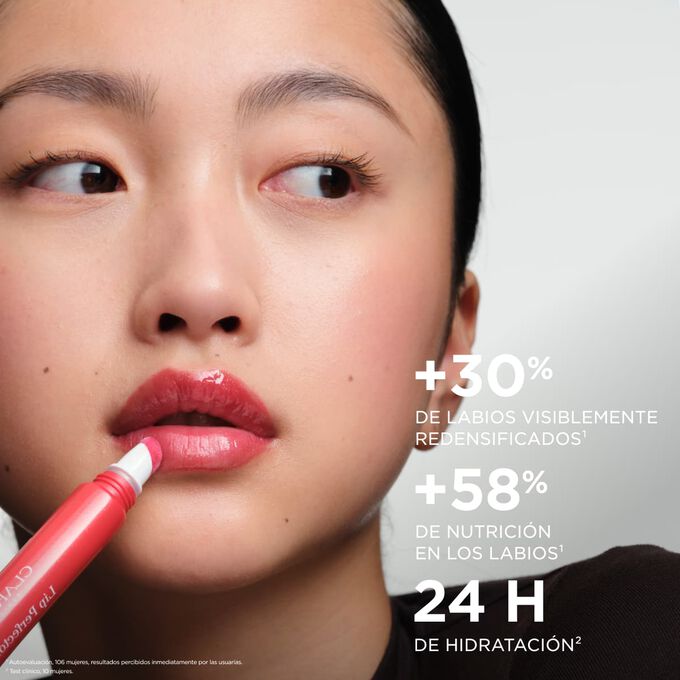 Mujer aplic&aacute;ndose Plumping Lip Perfector, resaltando el efecto de labios rellenos y nutridos, y los beneficios de 24 horas de hidrataci&oacute;n.