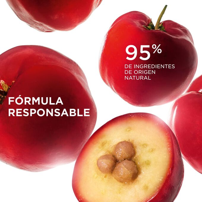Enfoque en los frutos de acerola, que ilustran una f&oacute;rmula responsable con un 95% de ingredientes de origen natural en los productos Clarins.
