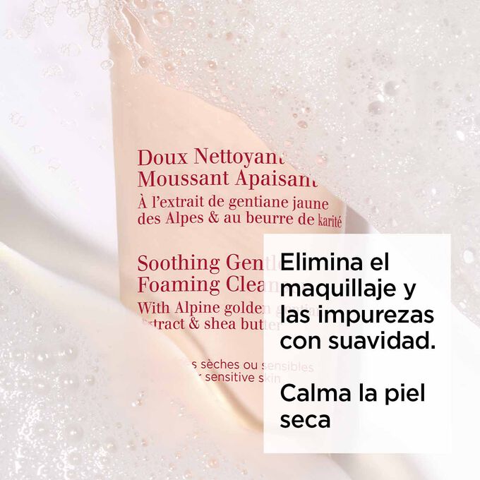Foto del tubo rosa claro de la espuma limpiadora facial de Clarins bajo una espuma con texto sobre sus efectos anticontaminación
