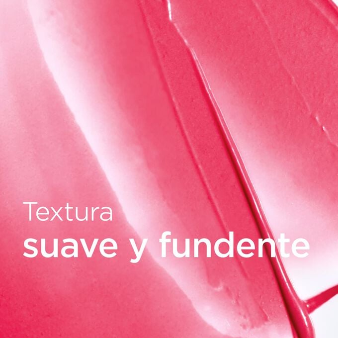 Fondo texturizado rosa brillante con texto que destaca la textura fundente ligera y suave del Lip Balm de la colecci&oacute;n Love para unos labios m&aacute;s alisados