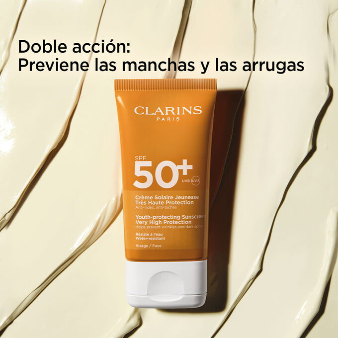 Foto con fondo de textura del tubo de la crema antiedad&nbsp;50 con un texto sobre sus acciones preventivas de manchas y arrugas