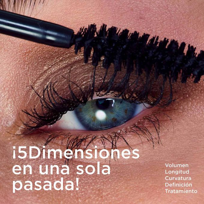 Enfoque en las pesta&ntilde;as de una mujer aplicando Wonder Perfect 5D Mascara de Clarins, que aporta volumen, longitud, curvatura, definici&oacute;n y tratamiento