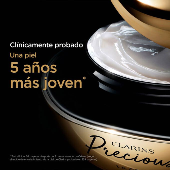 Enfoque de la foto del envase de La Crème, destacando que la piel parece cinco años más joven cuando se utiliza.