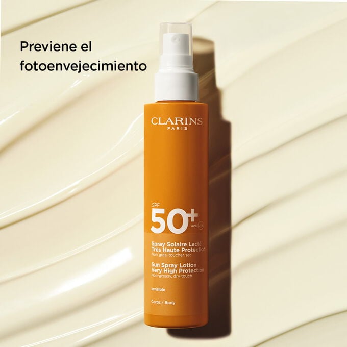 Foto con fondo de textura del spray de leche solar corporal&nbsp;50+ con texto sobre su acci&oacute;n contra el fotoenvejecimiento