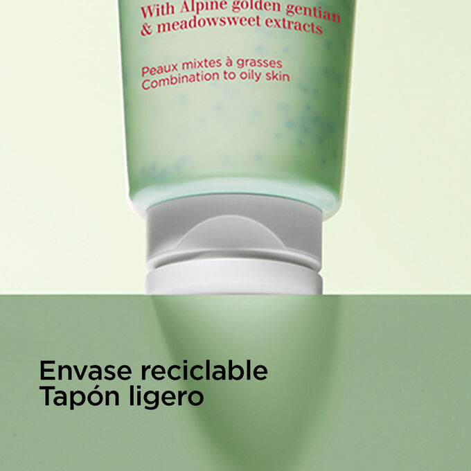 Enfoque del tapón de la espuma limpiadora suave para ilustrar el envase reciclable y el tapón ligero