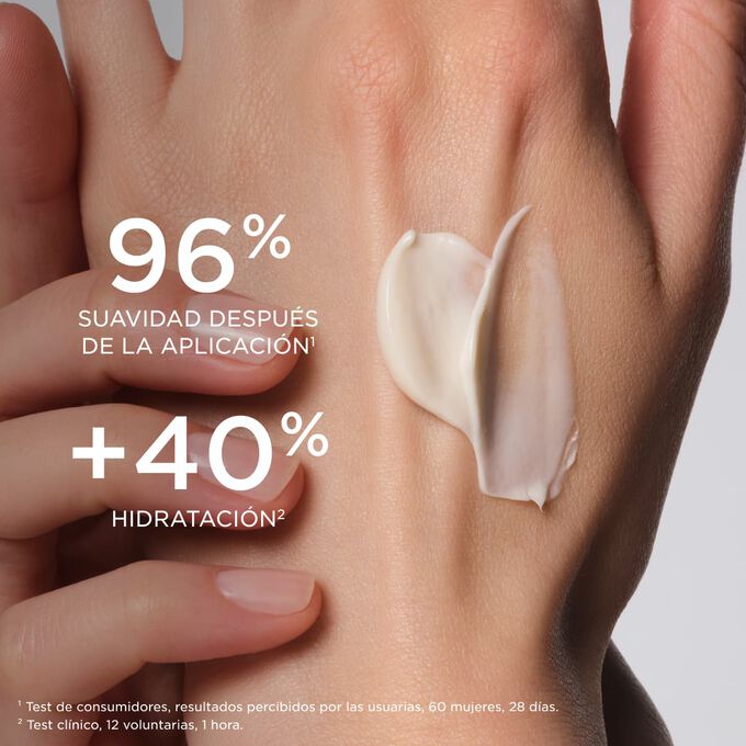 Enfoque en la mano de una mujer aplicando crema de manos de la colecci&oacute;n Love, resaltando la suavidad tras la aplicaci&oacute;n y los efectos hidratantes