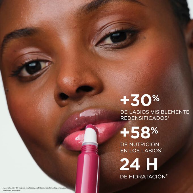 Mujer aplic&aacute;ndose Plumping Lip Perfector, resaltando el efecto de labios rellenos y nutridos, y los beneficios de 24 horas de hidrataci&oacute;n.