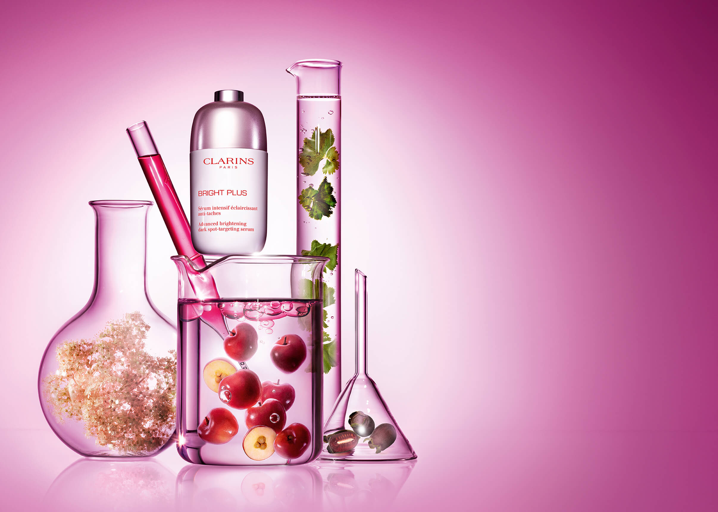 Foto del envase de Bright Plus Serum junto con vasos de laboratorio