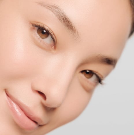 Primer plano de una modelo asiática con piel radiante