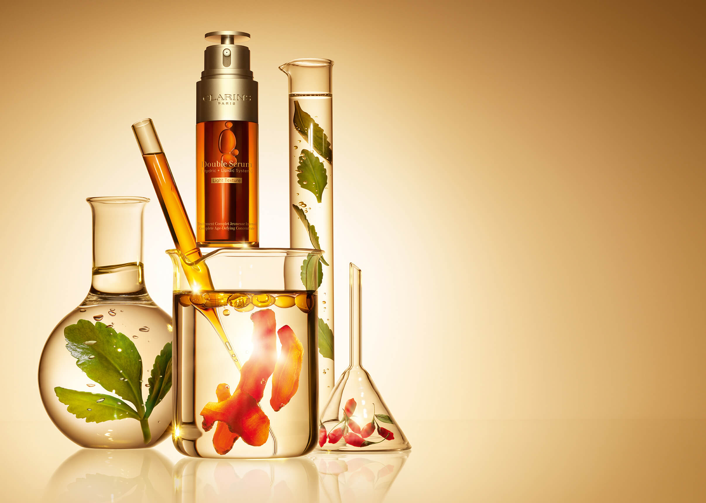 Foto del envase de Double Serum Textura Ligera junto con vasos de laboratorio