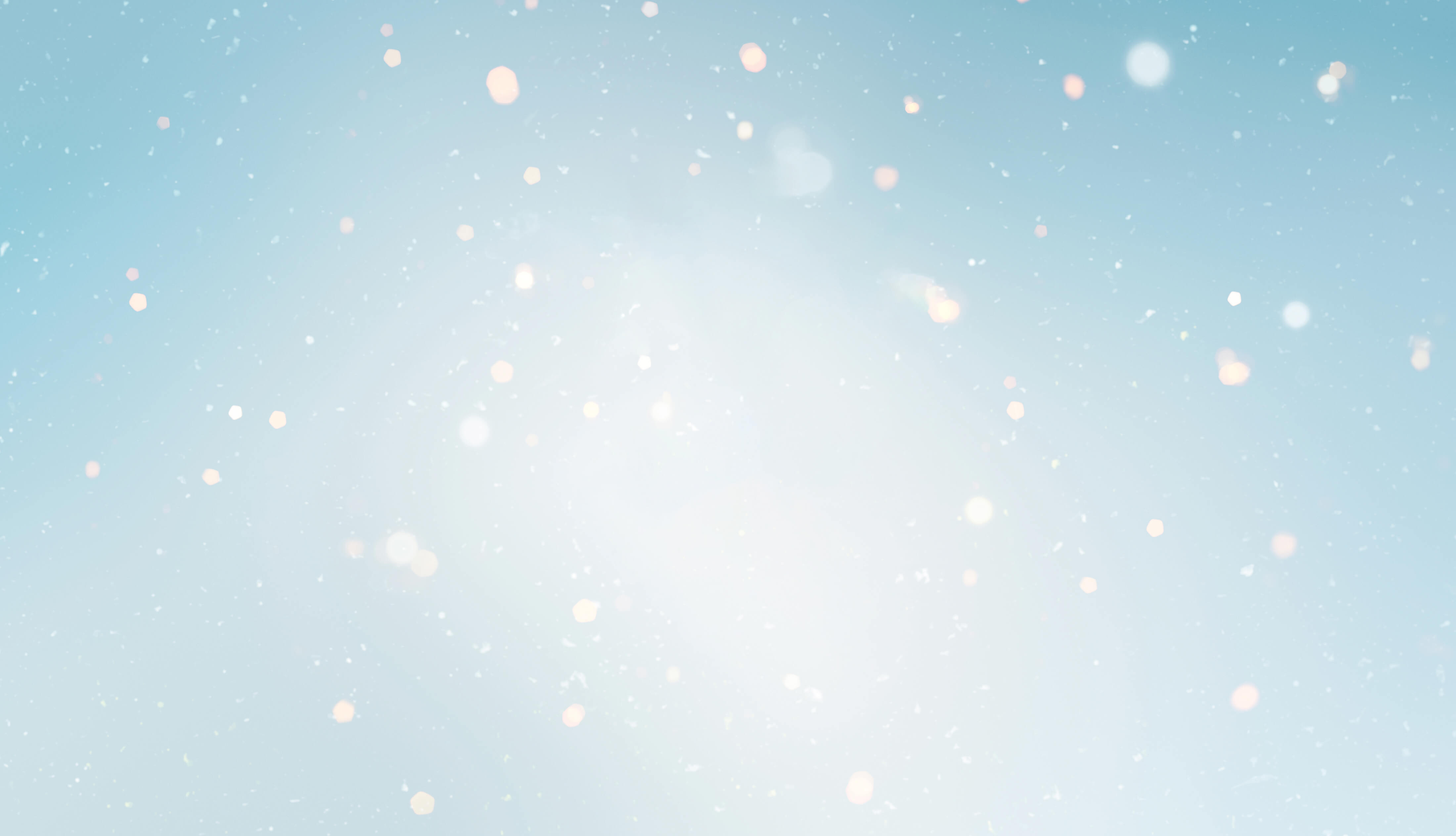 Extracto del vídeo de la campaña navideña de 2025 de Clarins, que muestra a un esquiador deslizándose por un árbol de Navidad lleno de productos Clarins.