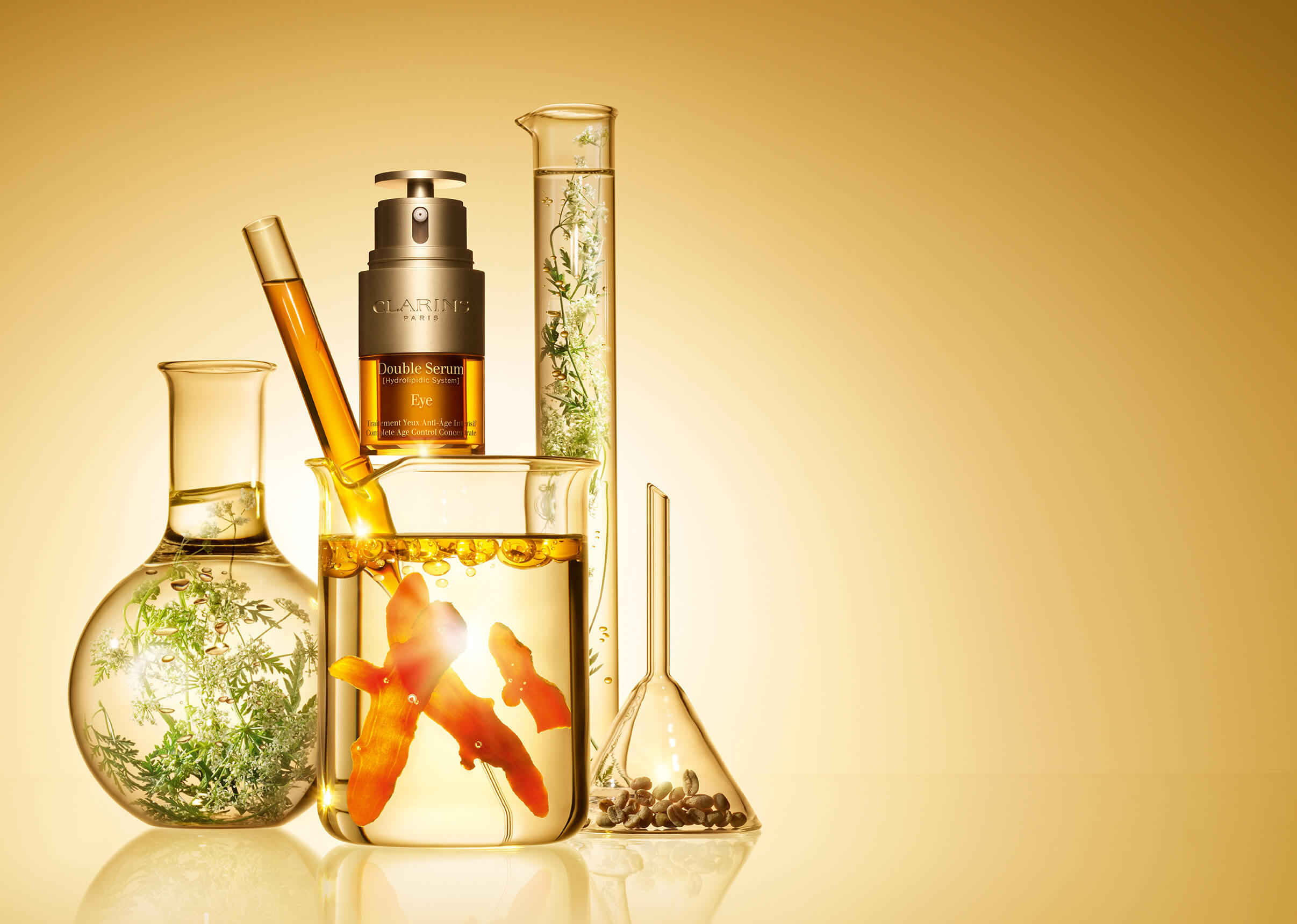 Foto del envase de Double Serum Ojos junto con vasos de laboratorio