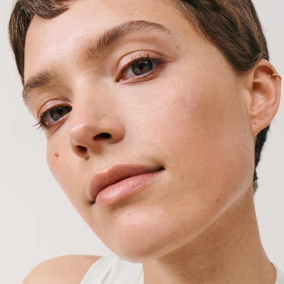 Modelo usando Double Serum Foundation