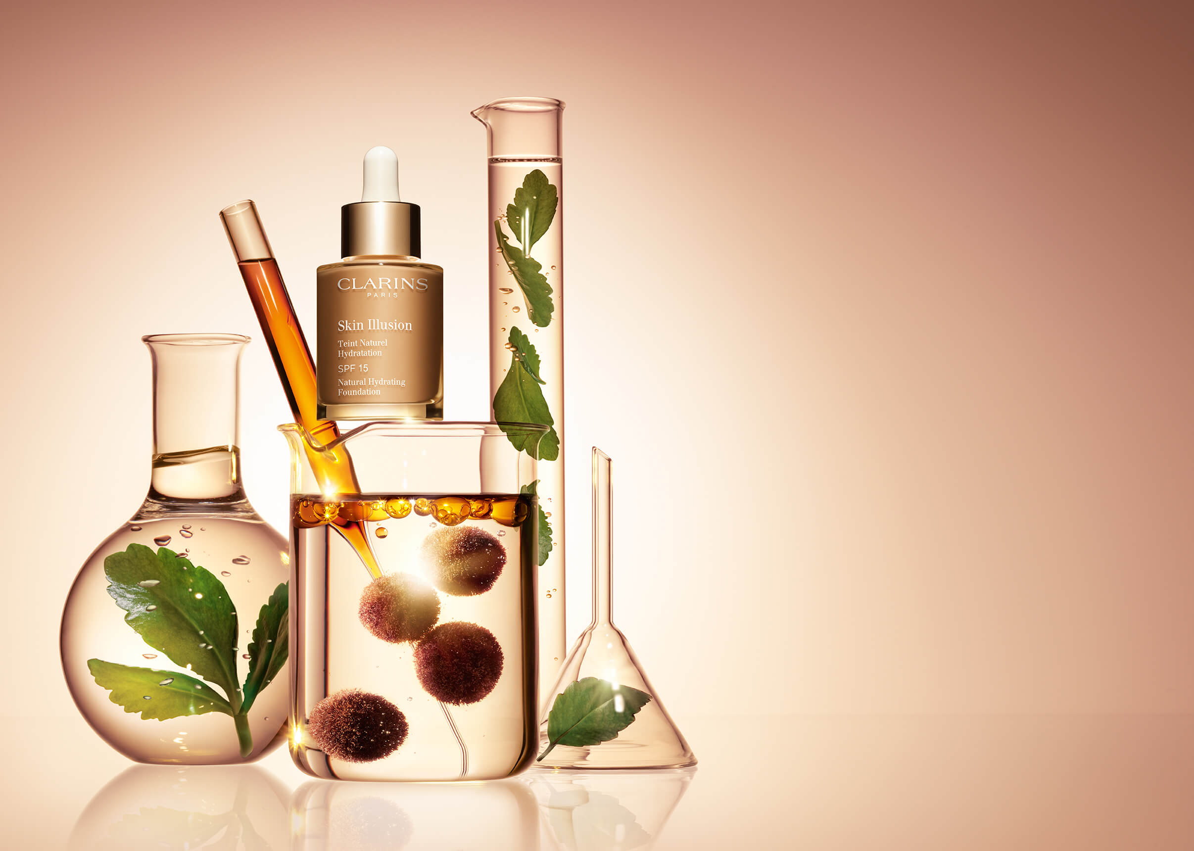 Foto del envase de Skin Illusion junto con vasos de laboratorio