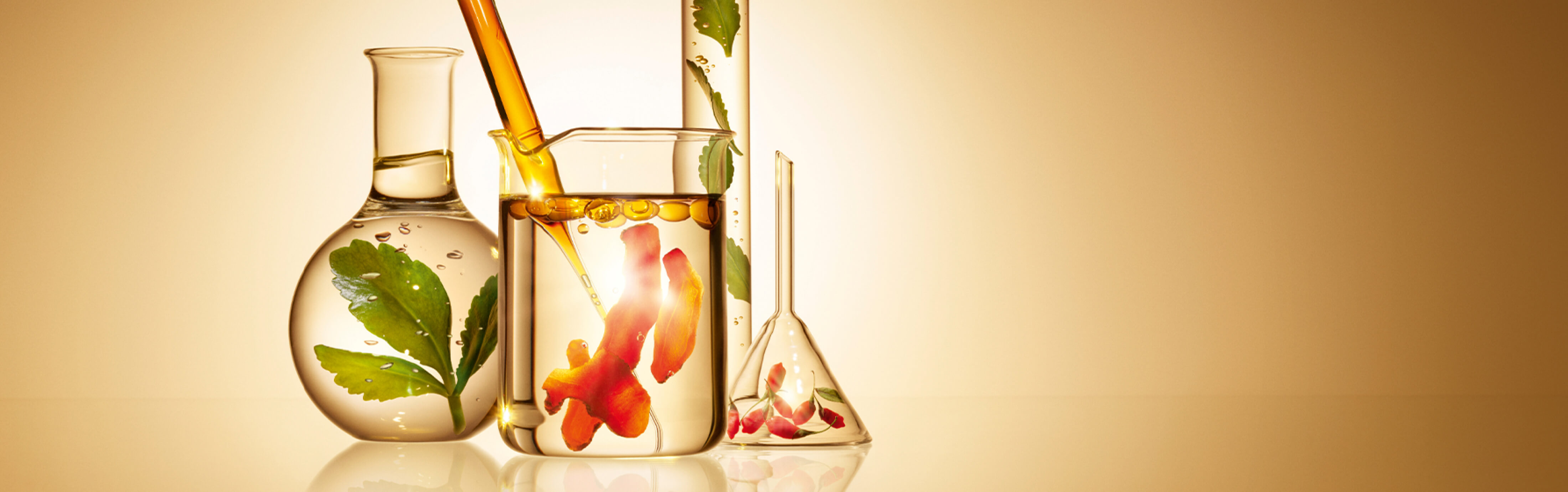 Un técnico vierte un preparado cremoso de maquillaje rojo en una máquina